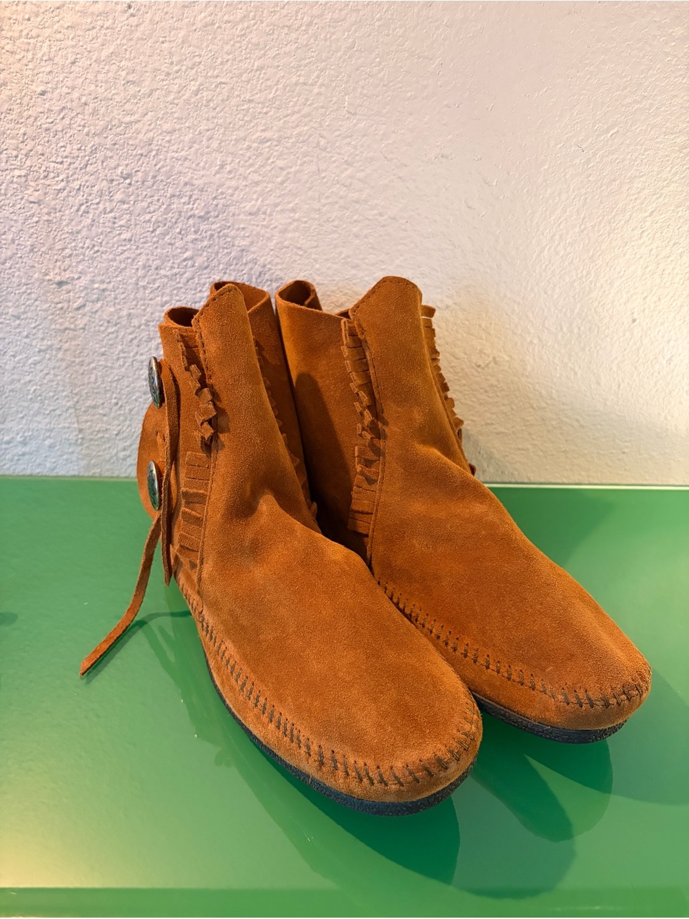 NWOT Minnetonka Men's Two Button Hardsole Boot - Picture 3 of 7